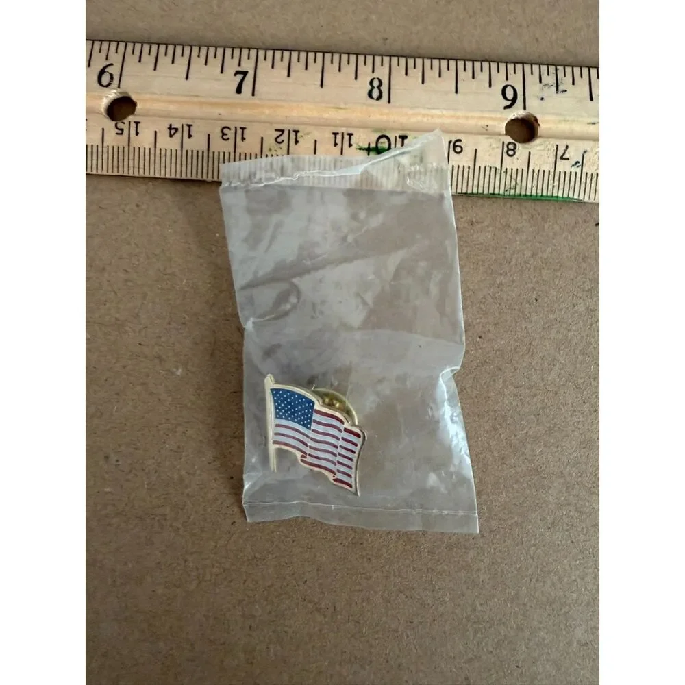 vtg USA enamel lapel pin of the american flag